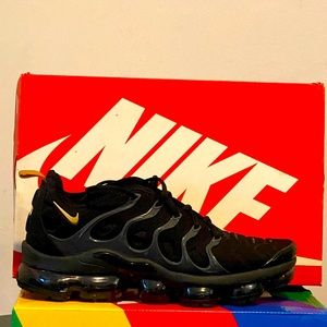 NIKE AIR VAPORMAX PLUS / SIZE 11 MENS (US)